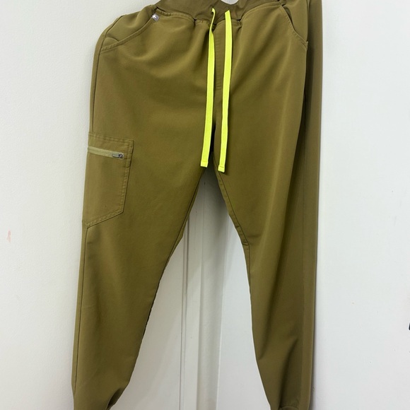FIGE scrubs martini olive Zamora jogger high waisted scrub pants - Picture 5 of 5